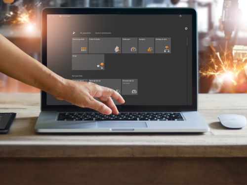 Teaser image of the article: moneo: the IIoT platform for industry and production. ifm moneo is a digital toolbox in the form of an IIoT platform and consists of basic software and applications.